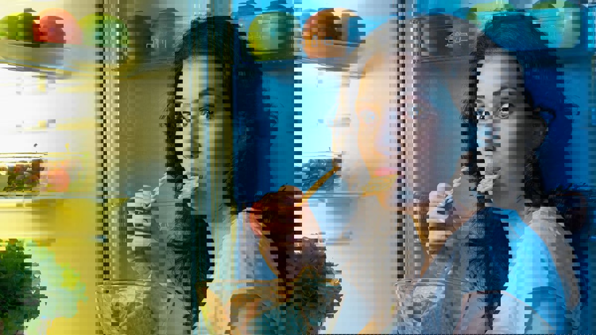 دراسة تكشف السر.. تناول الطعام بشراهة دليل على الوحدة