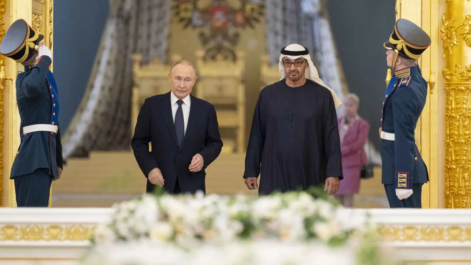 الرئيس الإماراتي يصل روسيا في زيارة رسمية (صور)