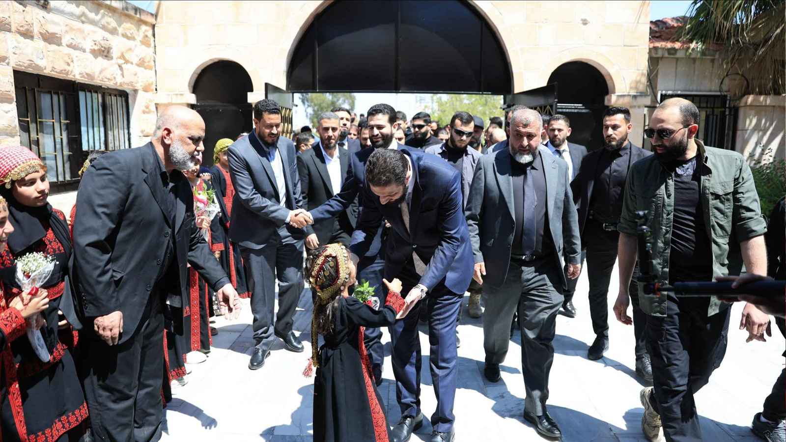 الأولى منذ سقوط الأسد.. ماذا دار خلال زيارة الشرع إلى درعا؟ (فيديو)