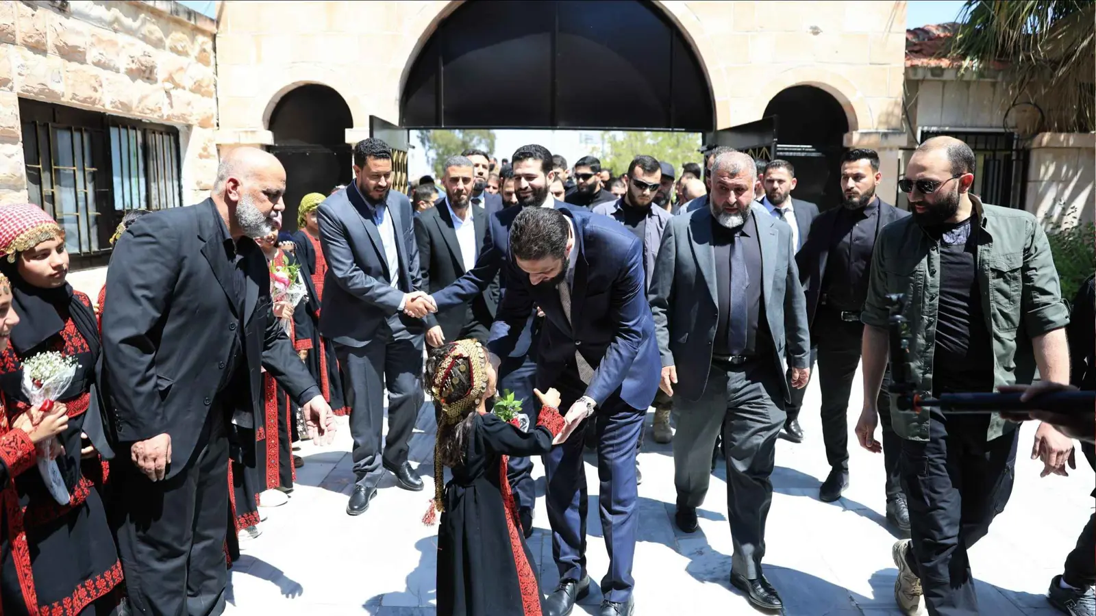 الأولى منذ سقوط الأسد.. ماذا دار خلال زيارة الشرع إلى درعا؟ (فيديو)