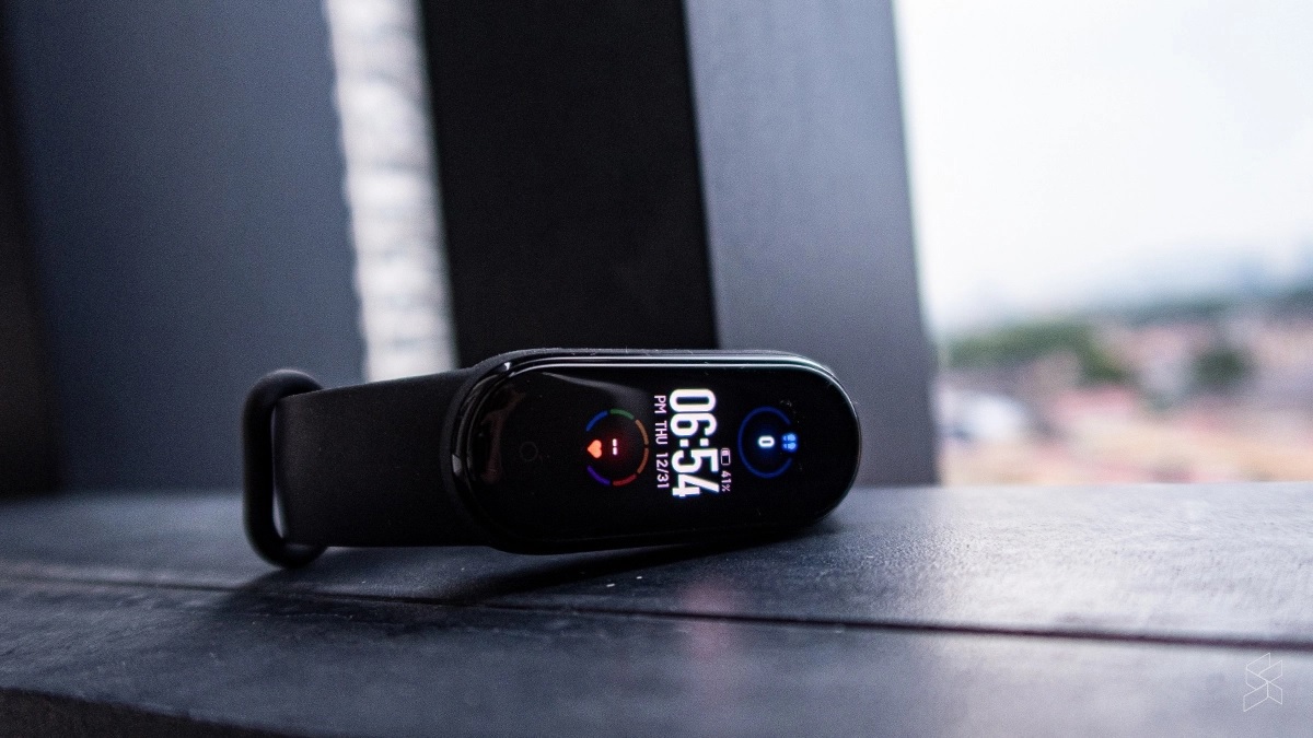 OnePlus تنافس العمالقة بأول سوار لياقة بدنية