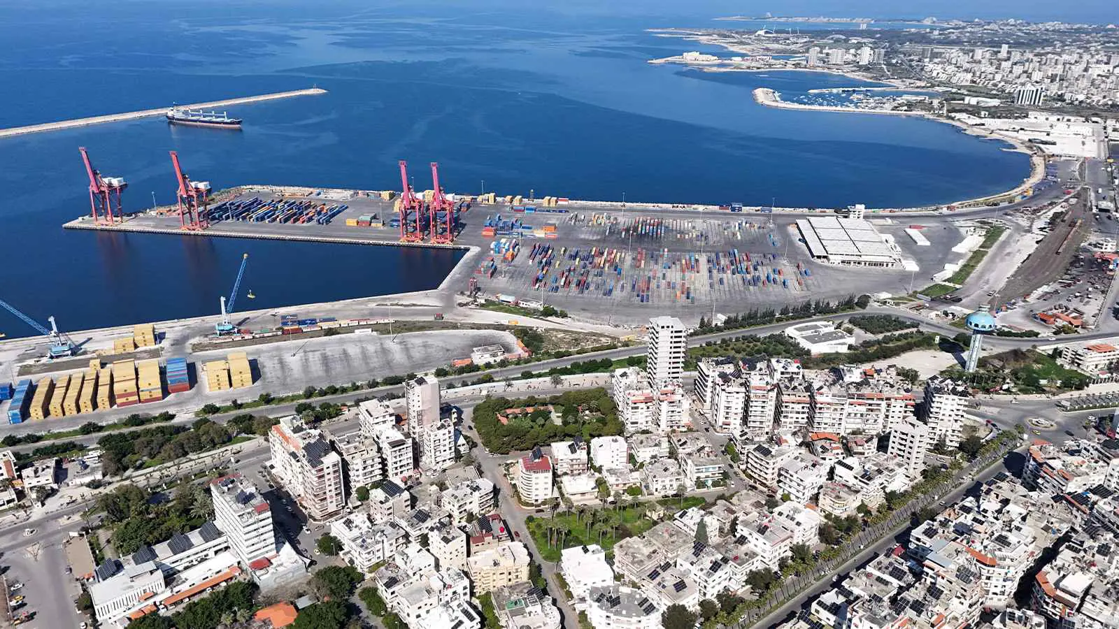 خاص- 4 قواعد عسكرية في الساحل.. هل قبض ترامب ثمن رفع العقوبات عن سوريا؟