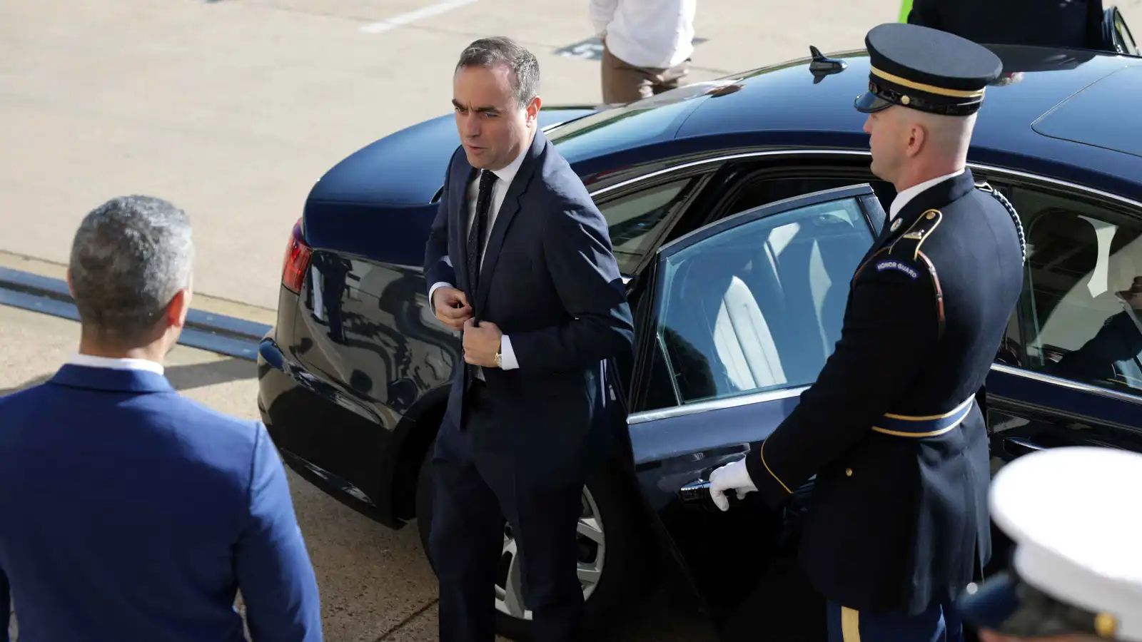 البرلمان الفرنسي يُسقط اقتراعَي حجب الثقة ضد حكومة لوكورنو