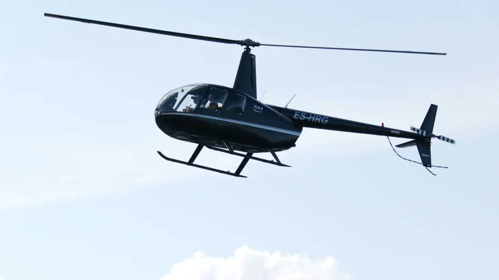 بينهم رجال أعمال.. قتلى في حادث تحطم مروحيتين بفنلندا (صور)