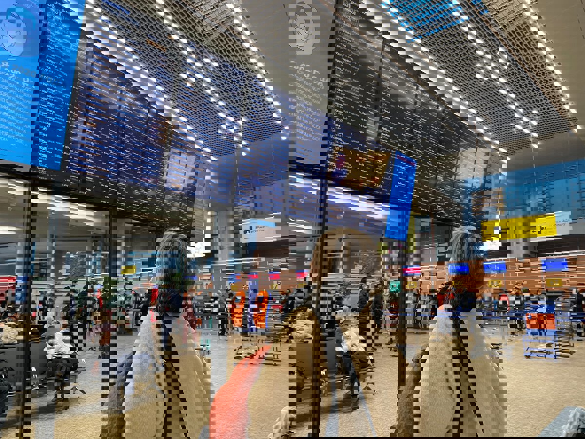 "في حقيبتي قنبلة".. استنفار بمطار موسكو بعد اعتراف مسافرة  