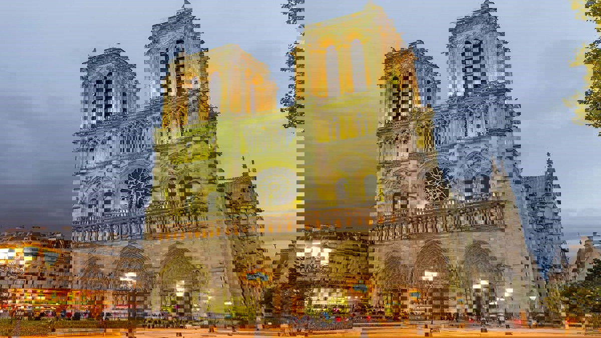 فرنسا.. السجن 25 عامًا على الأقل لامرأتين حاولتا تفجير سيارة ملغومة أمام كاتدرائية نوتردام