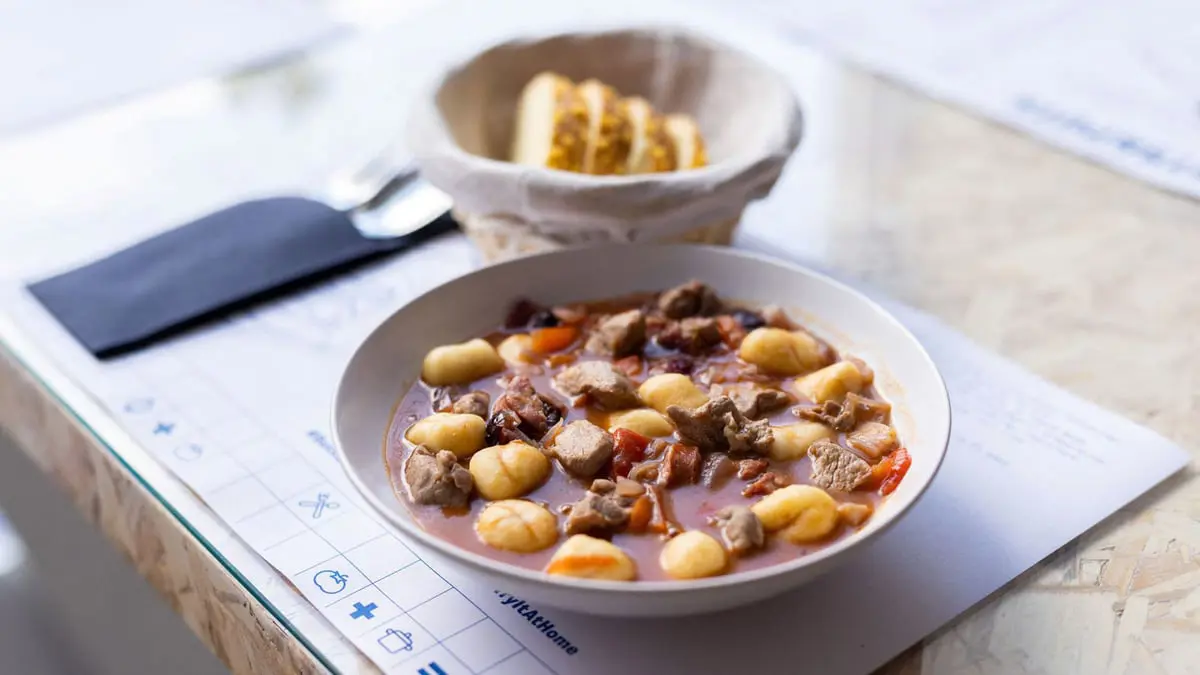 مطعم كرواتي يقدم وجبات شهية والطاهي إنسان آلي