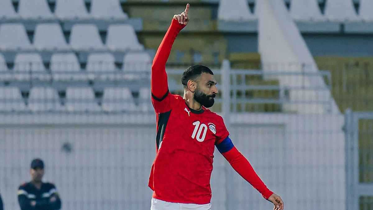 مشهد نادر.. محمد صلاح يرقص في غرفة ملابس منتخب مصر (فيديو)