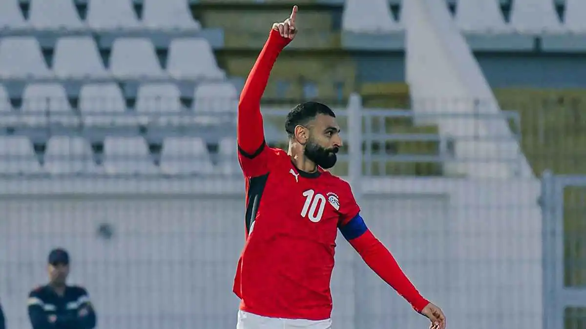 مشهد نادر.. محمد صلاح يرقص في غرفة ملابس منتخب مصر (فيديو)