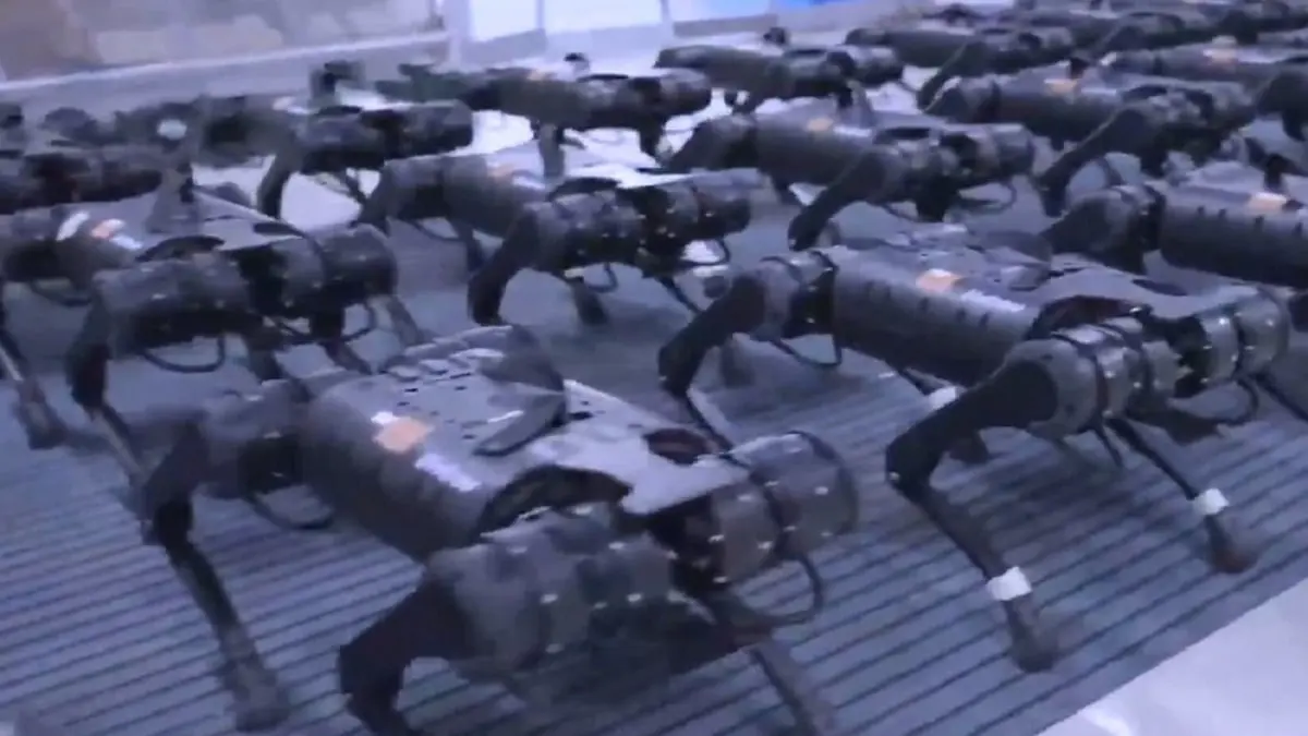شركة صينية تنشر مقطعا لجيش مرعب من الروبوتات (فيديو وصور)