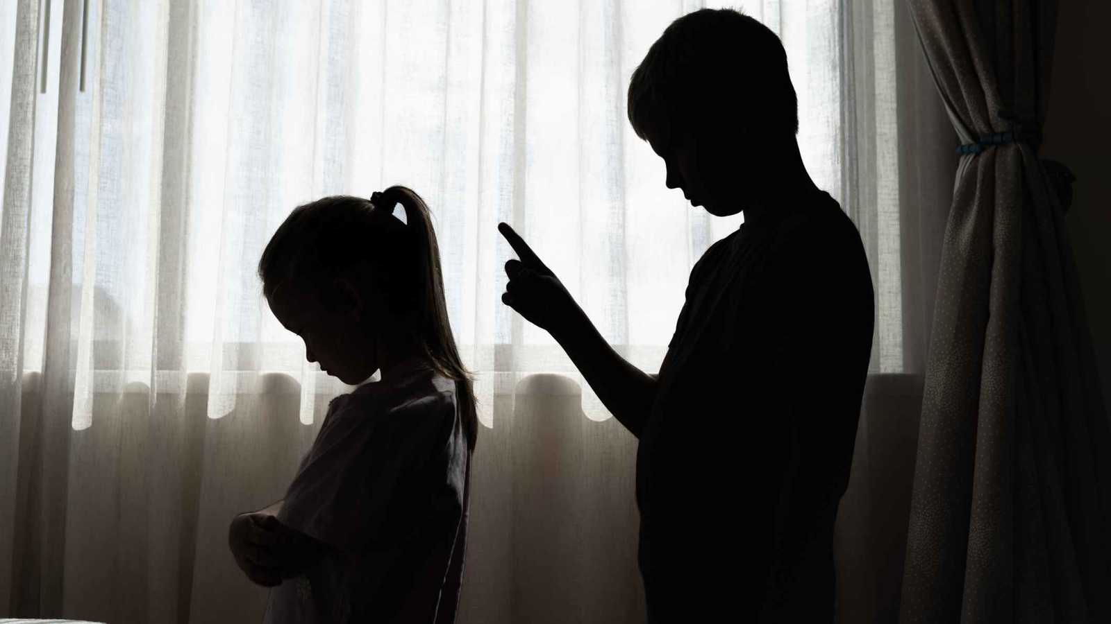 التنمّر بين الإخوة.. سلوك طبيعي أم ناقوس خطر؟