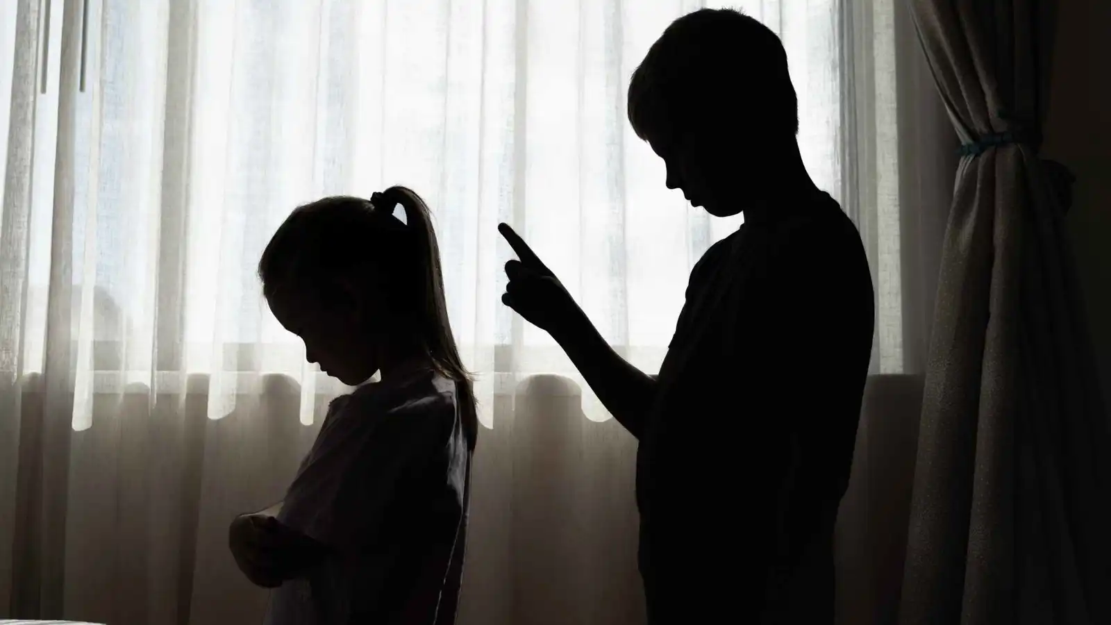 التنمّر بين الإخوة.. سلوك طبيعي أم ناقوس خطر؟