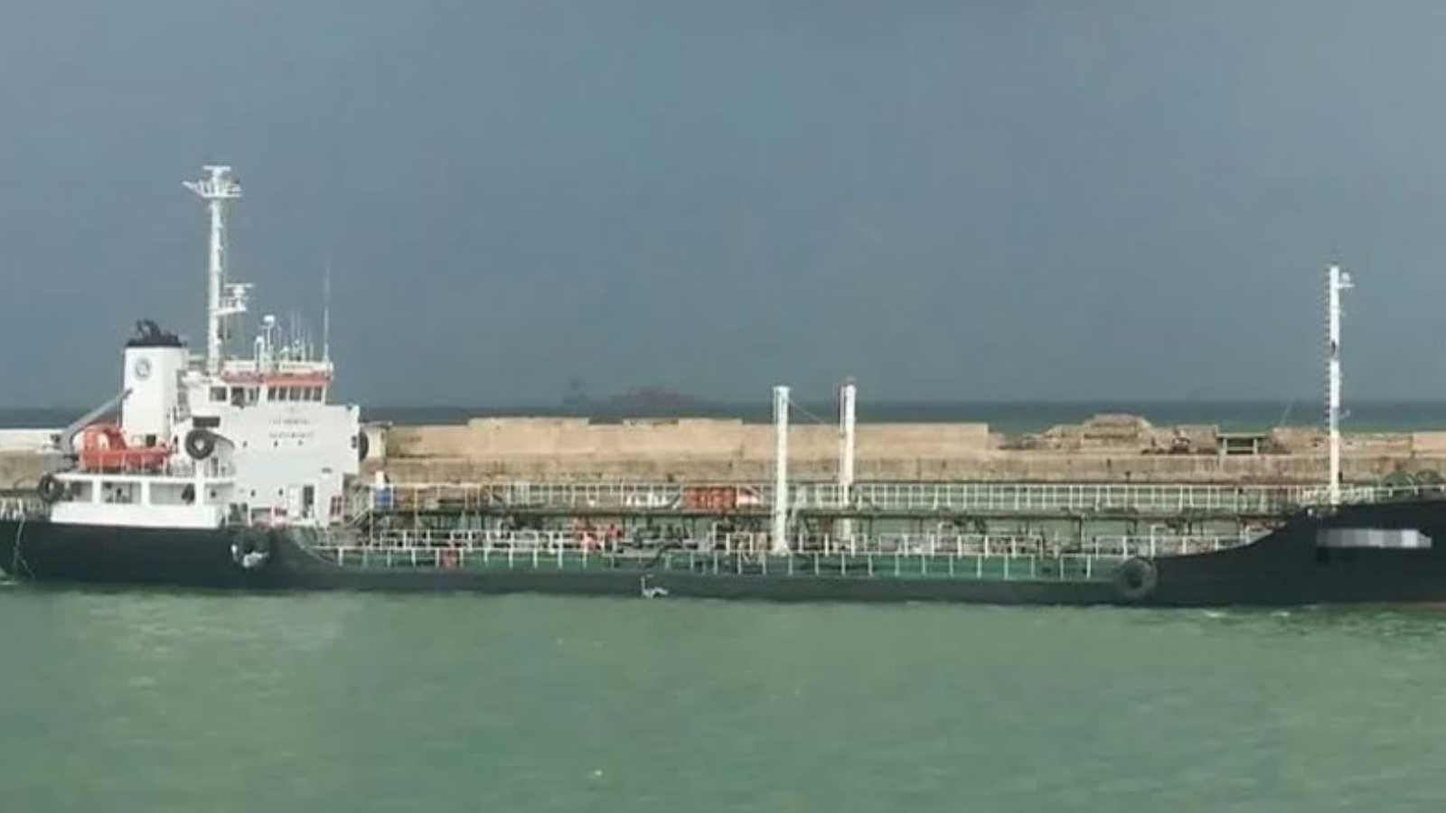 إيران تحتجز ناقلة نفط بمياه الخليج وتعتقل 17 أجنبياً