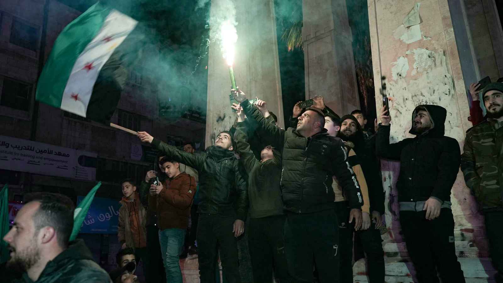 الفصائل المسلحة تسيطر على مدينة "معرة النعمان" في إدلب (فيديو)