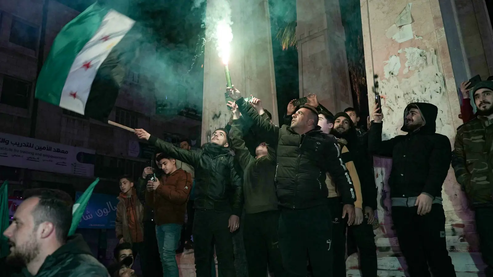 الفصائل المسلحة تسيطر على مدينة "معرة النعمان" في إدلب (فيديو)