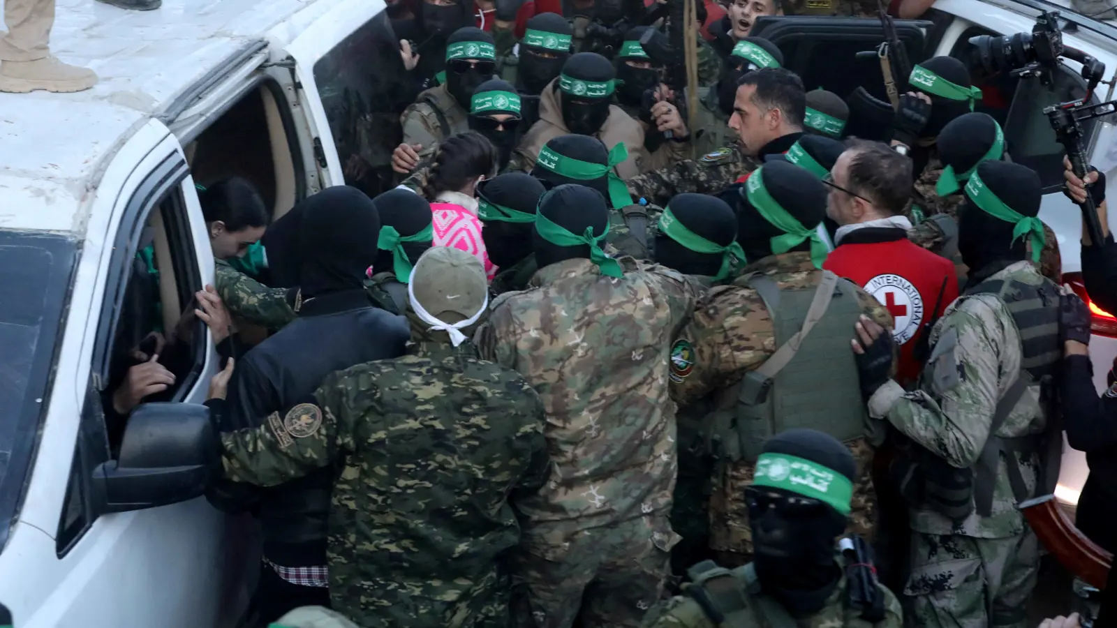 حماس تسلم المختطفات الإسرائيليات الثلاث للصليب الأحمر في قلب غزة (فيديو)