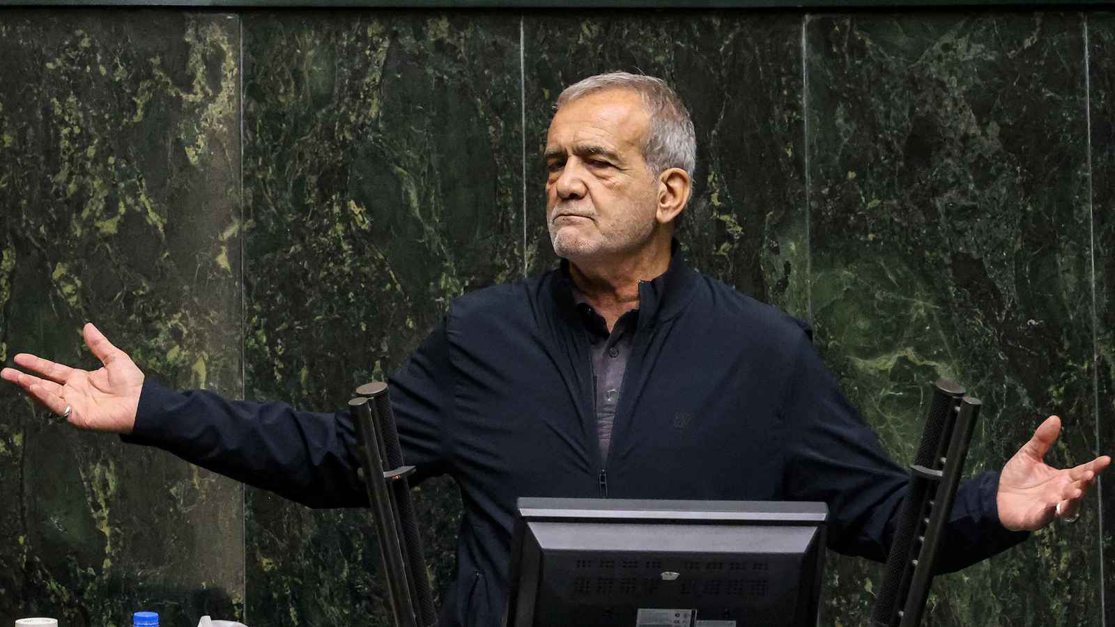 بزشكيان يسعى لرفع الإقامة الجبرية عن كروبي وموسوي