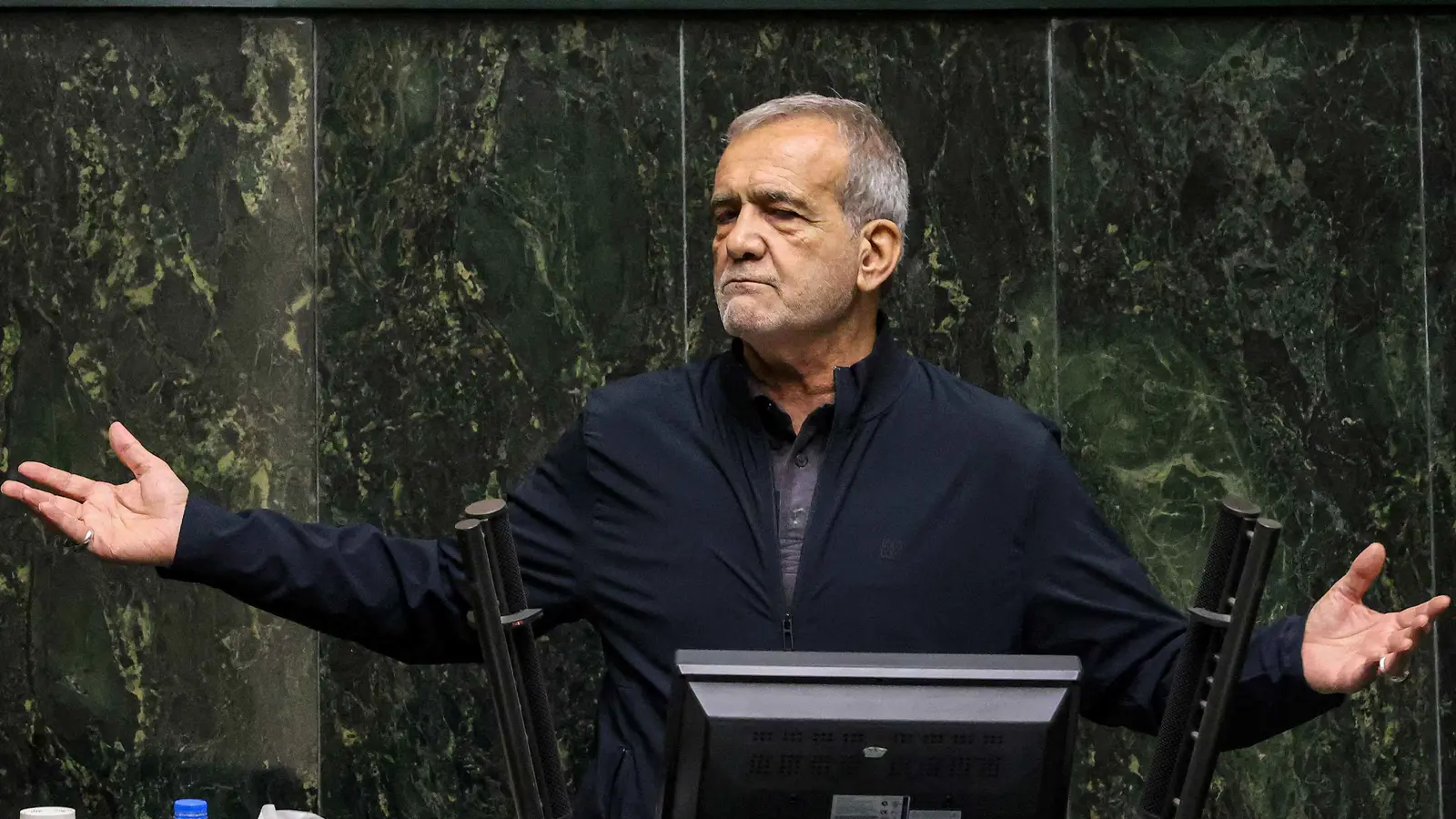 بزشكيان يسعى لرفع الإقامة الجبرية عن كروبي وموسوي