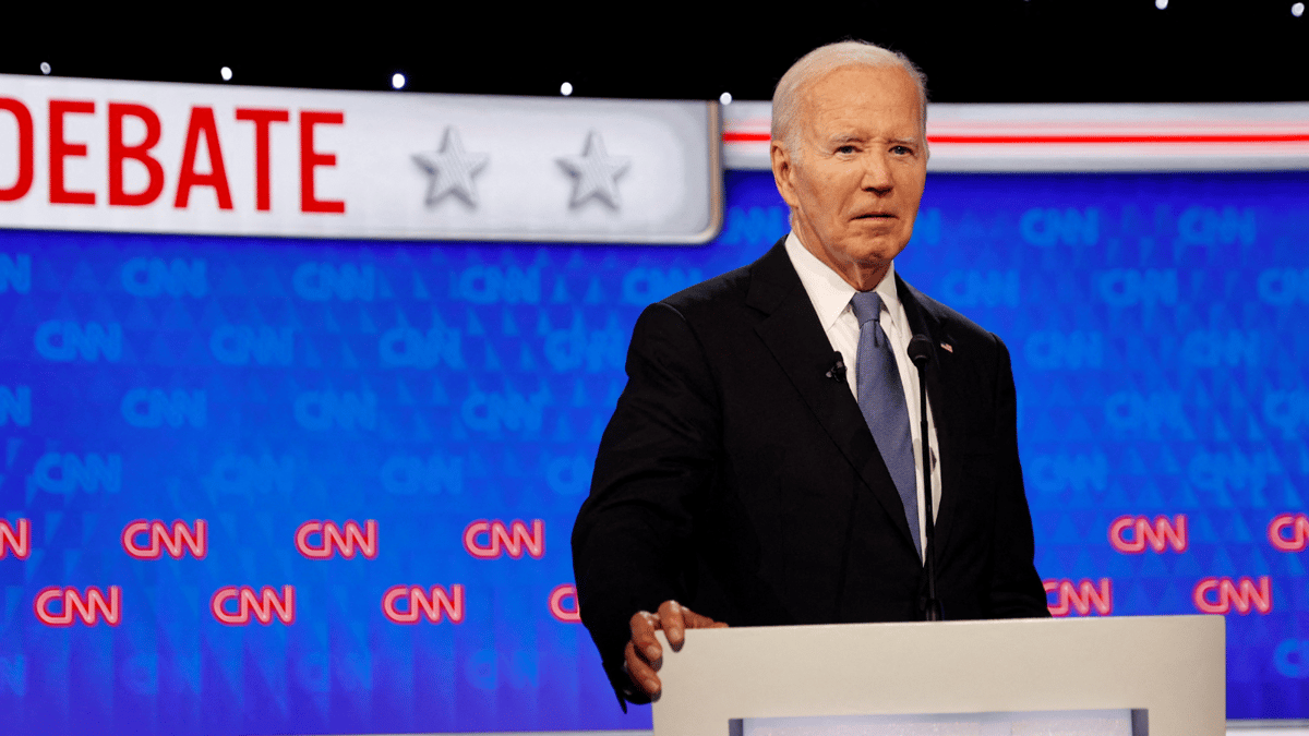 حملة بايدن ترد على منتقدي "المناظرة": "لن ينسحب"