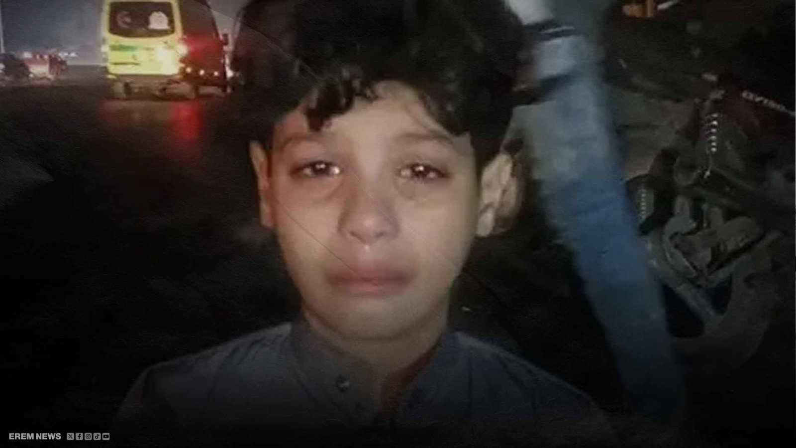 طفل يبكي بجوار جثة والده