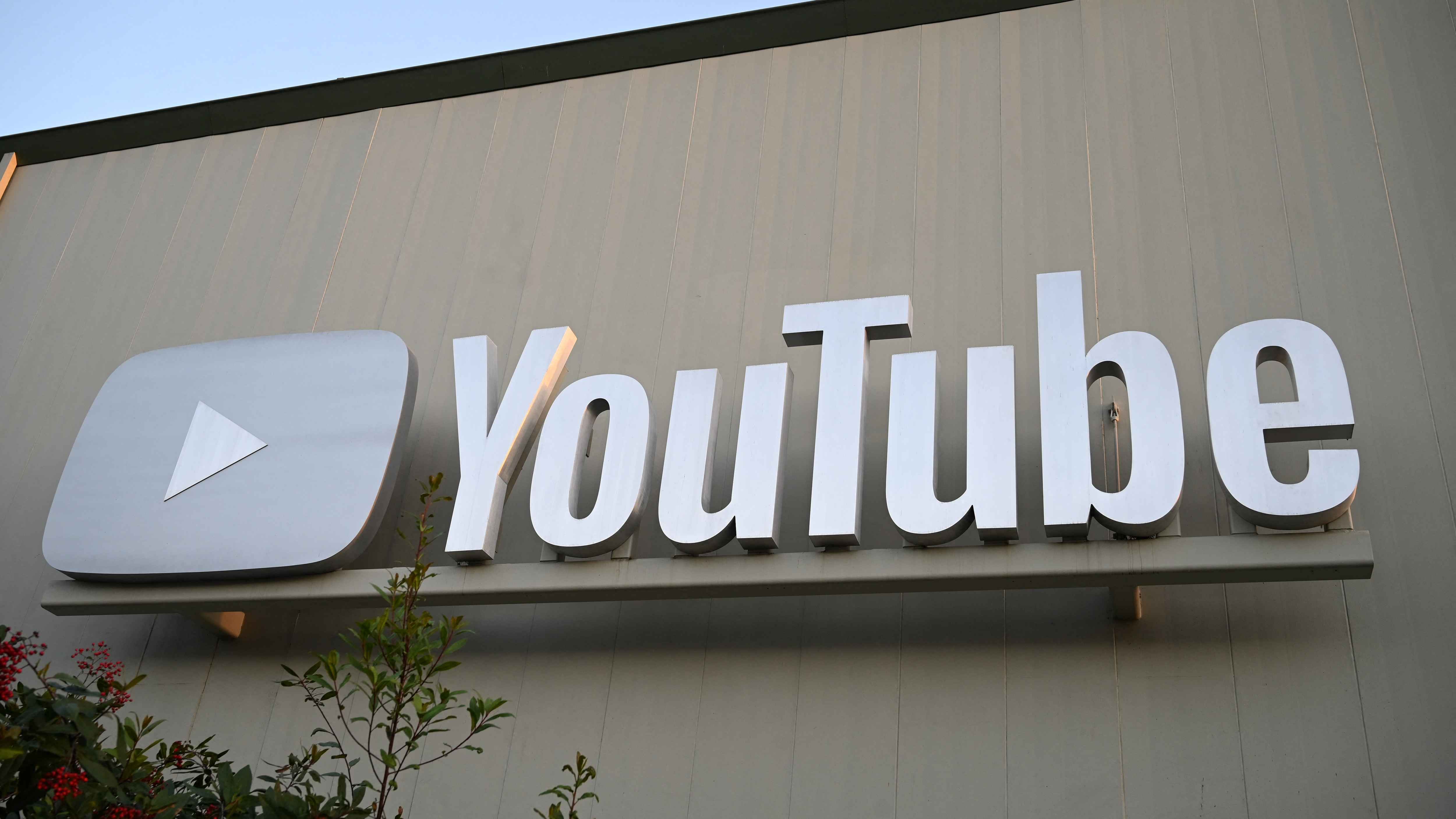 "يوتيوب" يطلق 5 مزايا جديدة لمواجهة "تيك توك"