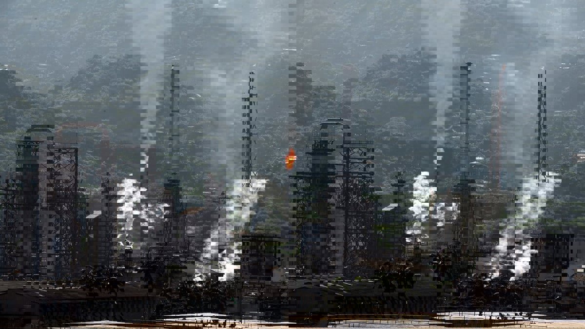 وكالة الطاقة: سوق النفط يتجه لتسجيل فائض وسط تأثير محدود لأوميكرون