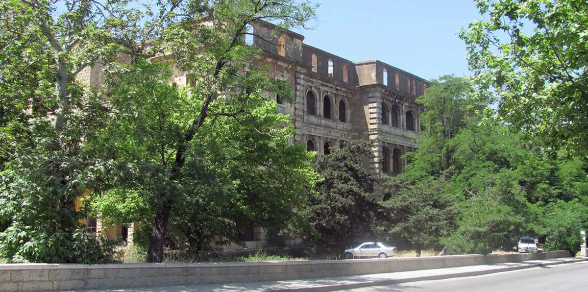 فندق لبناني يحكي بالرسم أسرار سياسيين وفنانين على مدى قرن