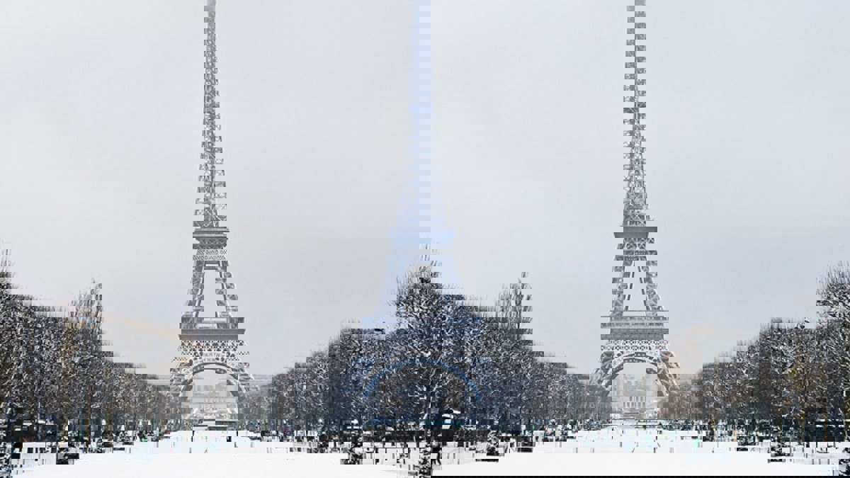 إقفال برج إيفل بسبب تساقط الثلوج على باريس