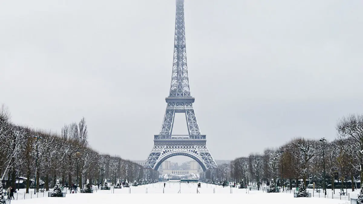 إقفال برج إيفل بسبب تساقط الثلوج على باريس