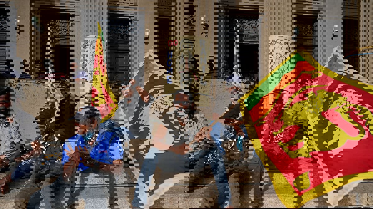 الآلاف ينتظرون يوميًّا للحصول على جوازات سفر للهرب من سريلانكا