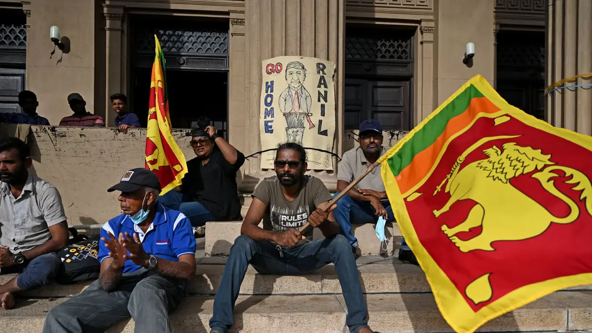 الآلاف ينتظرون يوميًّا للحصول على جوازات سفر للهرب من سريلانكا