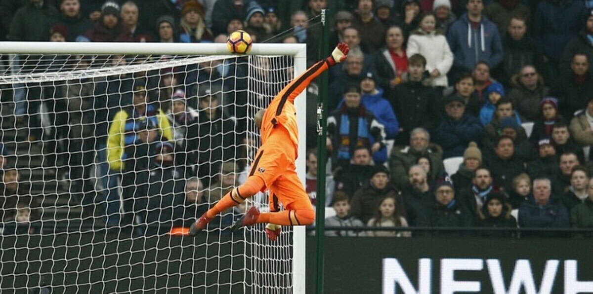 حارس وستهام يصرع زميله على طريقة wwe (فيديو)