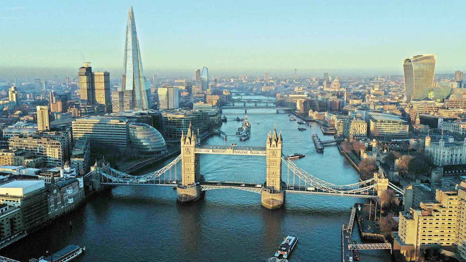 "صورة نادرة".. سماء بريطانيا خالية تماما من الغيوم