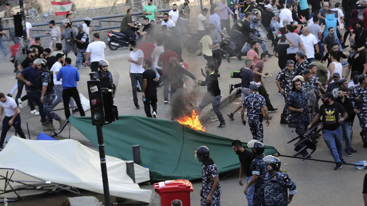 أنصار حزب الله و"أمل" يشعلون النار في خيام المعتصمين ببيروت