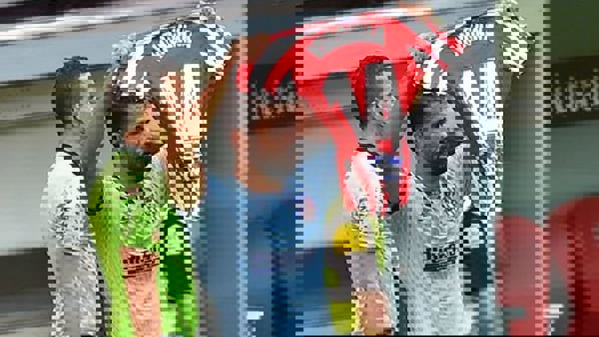 من هي فرجينيا توريسيلا رييس التي احتفل كوستا برفع قميصها؟ (فيديو)