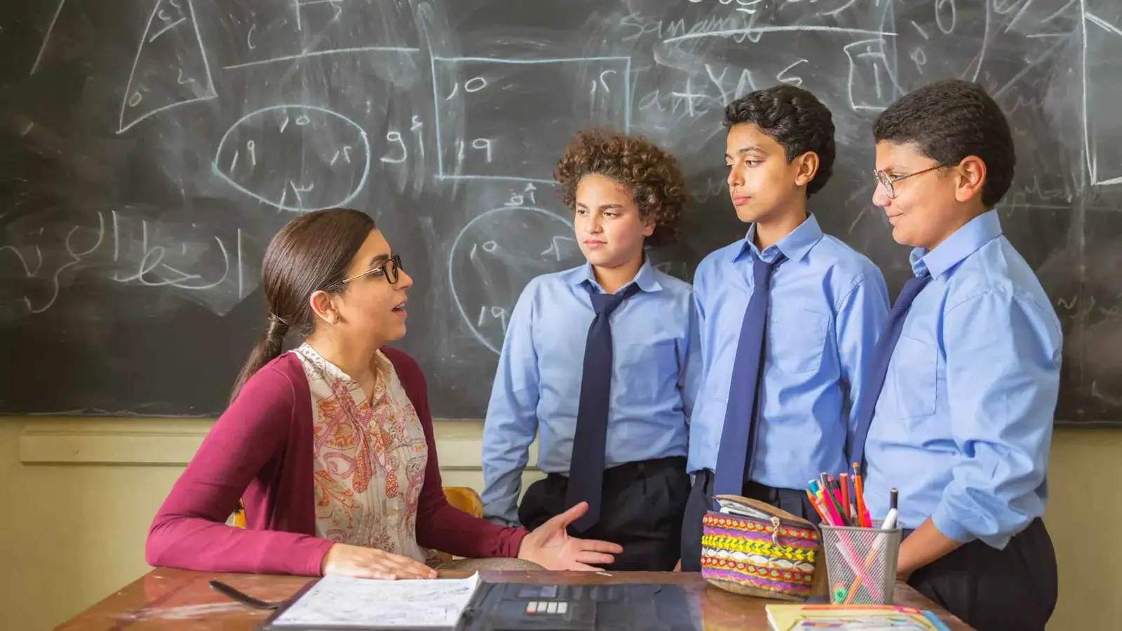 ما العلاقة بين طول الطلاب وتفوقهم الأكاديمي؟