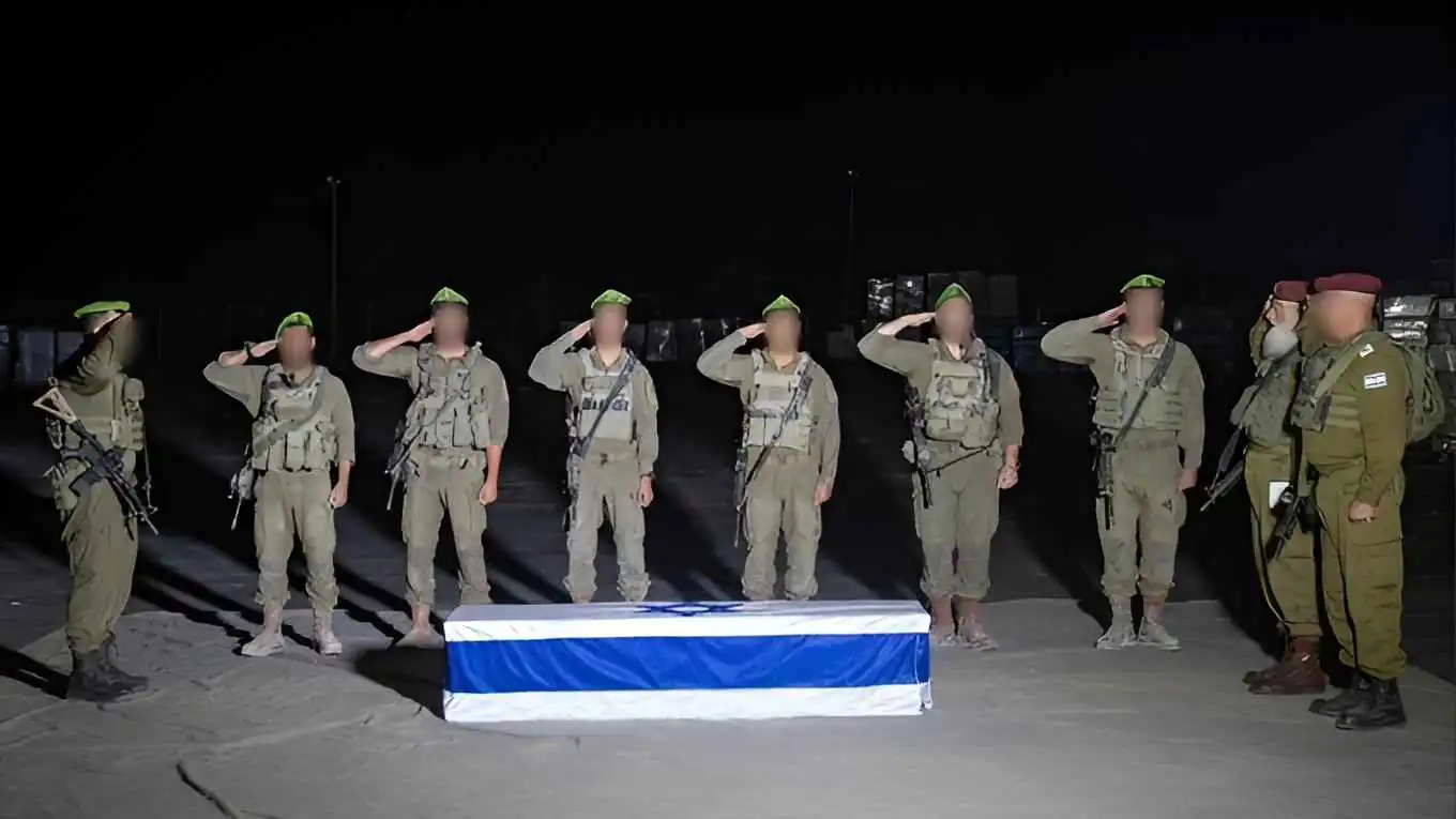 إسرائيل تعلن تحديد هوية رهينة بعد إعادة جثته من غزة (صور)