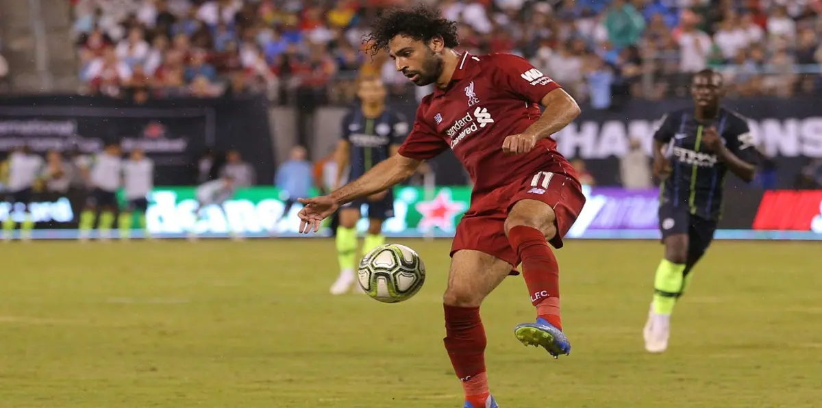 كيف أفسد جيمس ميلنر وجبة غداء محمد صلاح في معسكر ليفربول؟ (صور)