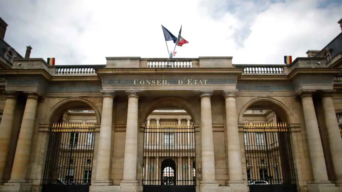 فضيحة تهز فرنسا.. موظف حكومي يستغل مقابلات العمل لإذلال عشرات النساء