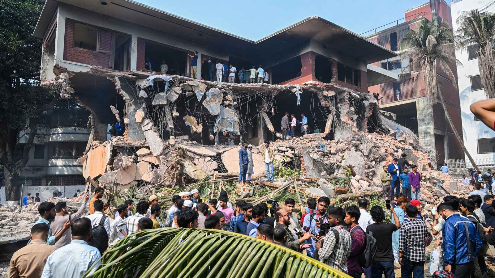 بنغلادش.. محتجّون يدمّرون عقارات للشيخة حسينة ووالدها (فيديو وصور)