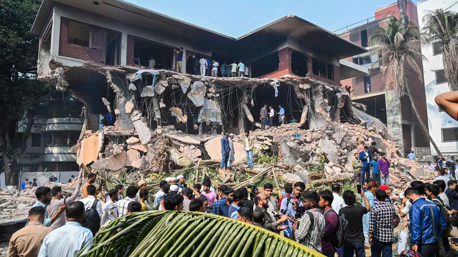 بنغلادش.. محتجّون يدمّرون عقارات للشيخة حسينة ووالدها (فيديو وصور)