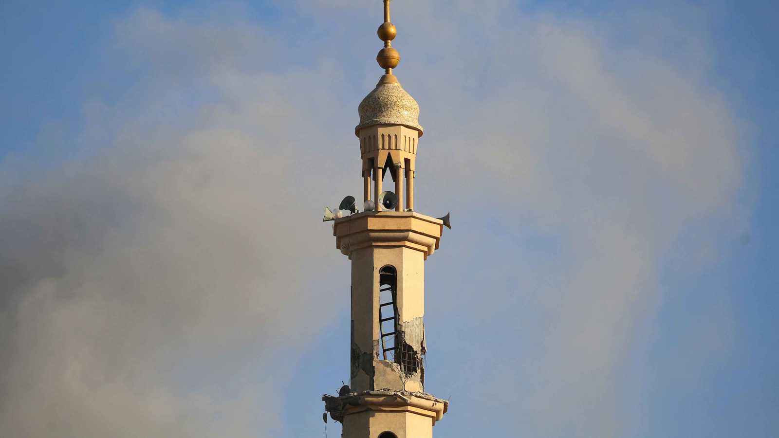 إسرائيل تهاجم مسجدا في دير البلح بمسيّرة انتحارية (فيديو)