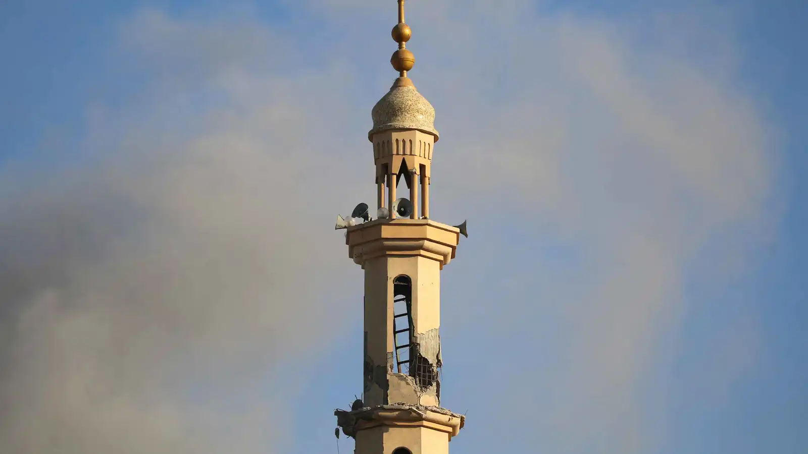 إسرائيل تهاجم مسجدا في دير البلح بمسيّرة انتحارية (فيديو)