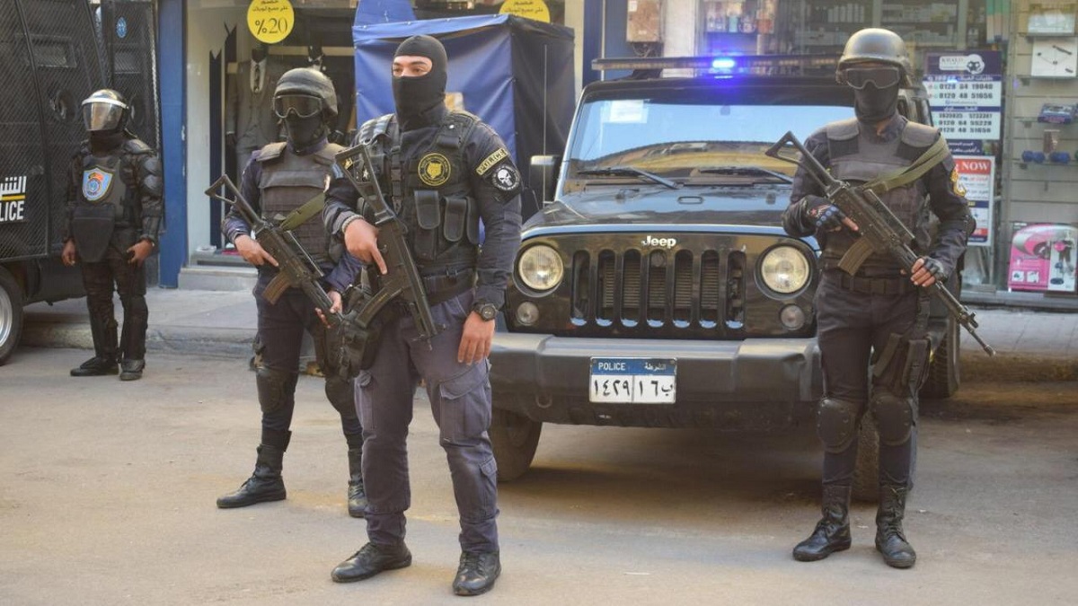 "كارثة دمياط".. مصري يقطع يدي شاب ووالدته وسط الشارع