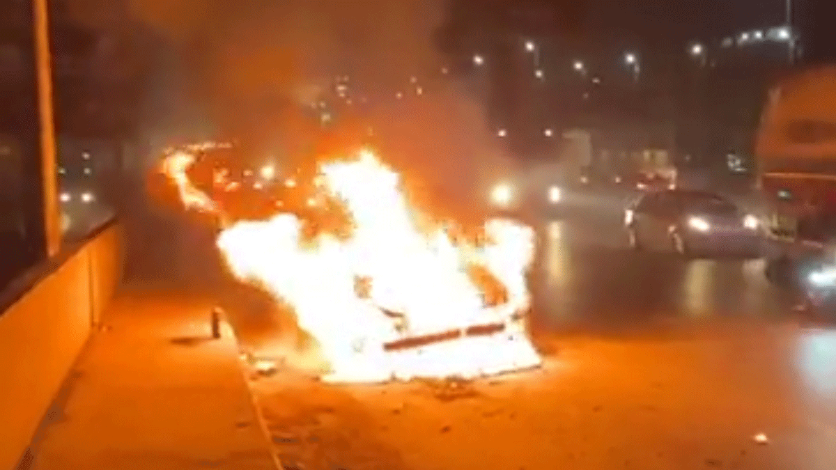 اشتعال سيارة "اليوتيوبر" المصري أحمد حسن وسط الشارع العام (فيديو)