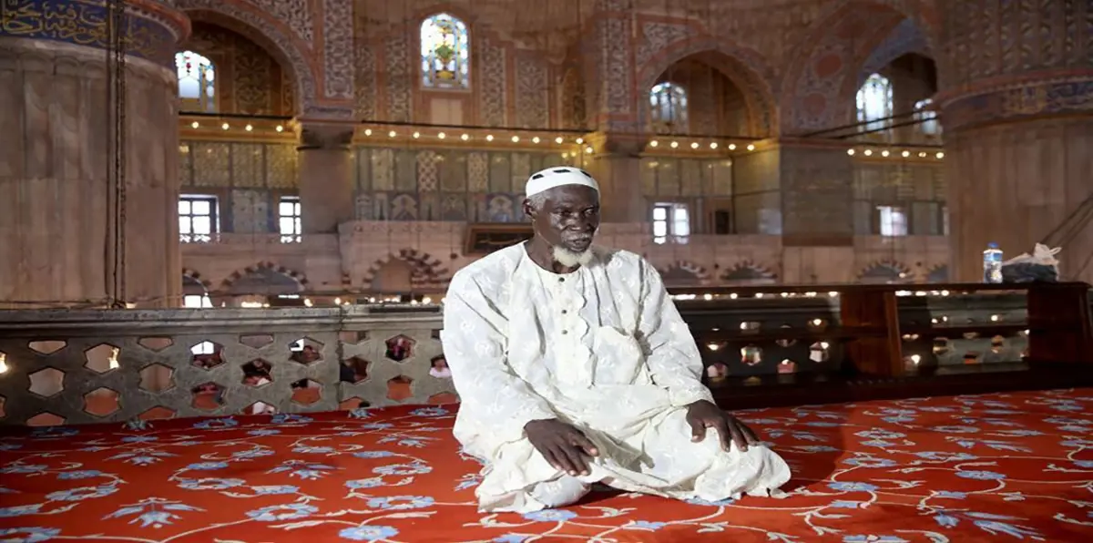 اعتبروها "قصة يتيمة".. تكفل تركيا بحج مسن غاني يثير حفيظة مثقفين سعوديين (صور)