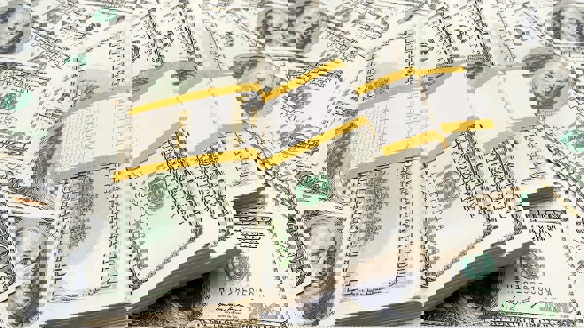 الدولار يسجل ذروة 16 شهرا وسط مخاوف بشأن التضخم