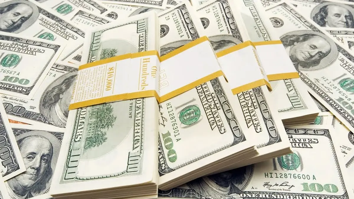 الدولار يسجل ذروة 16 شهرا وسط مخاوف بشأن التضخم