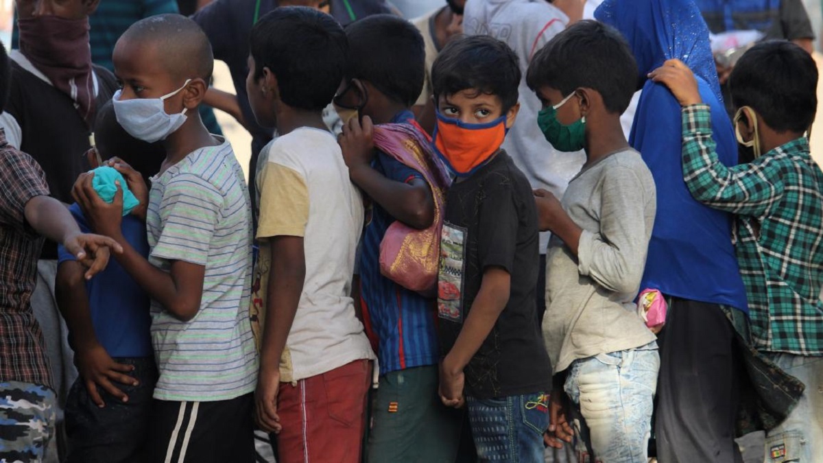 قرية تجبر أطفالها على شرب الكحول بذريعة وقايتهم من كورونا (فيديو)