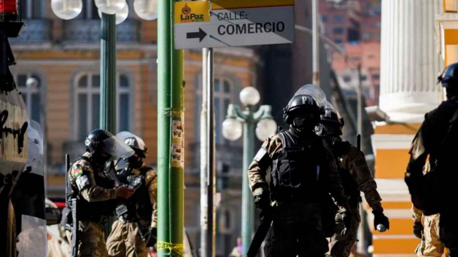 عشرات القتلى والإصابات في تصادم حافلتين غرب بوليفيا (صور)